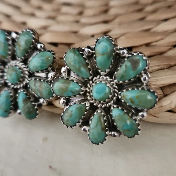 Stunning NWOT Native American Navajo Turquoise Flower Cluster Earrings 💙💚